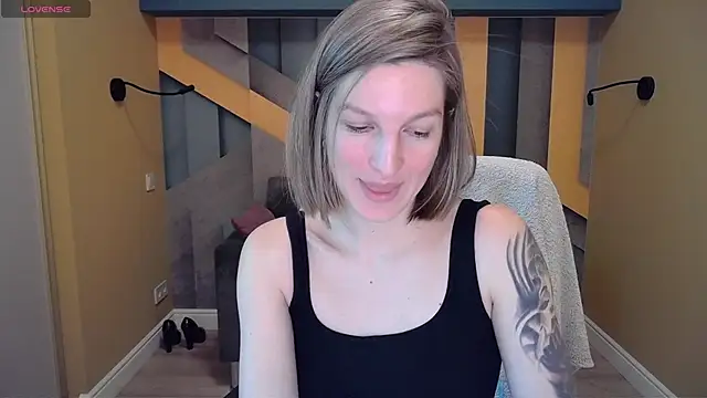 EmilyWalkeri online show from 12/18/24, 10:51