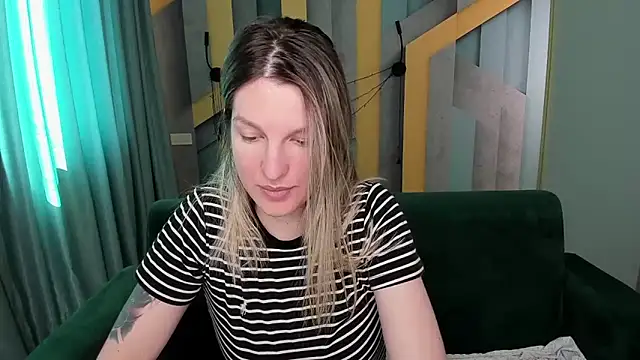 EmilyWalkeri online show from 04/10/26, 07:02