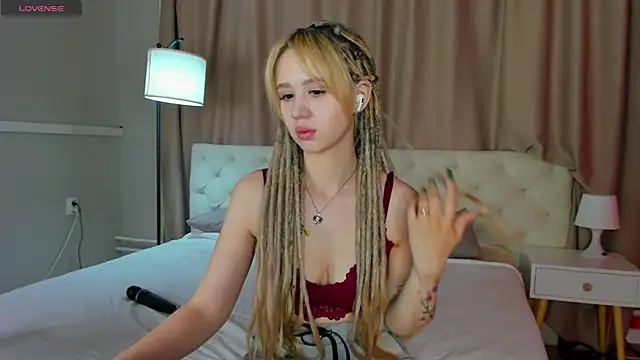 Snapshot of Valerie_Woods chatting on 06/19/26, 12:37 Valerie Woods online show from 06/19/26, 12:37