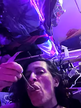 gurlnips online show from 03/31/26, 12:49