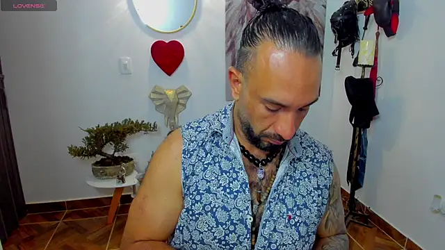 Snapshot of mr_maik chatting on 02/21/25, 11:22 mr maik online show from 02/21/25, 11:22