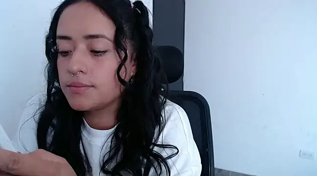 jjulietha95 online show from 01/31/25, 02:39