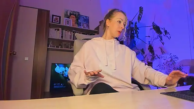 LylithSkye online show from 04/17/26, 05:16