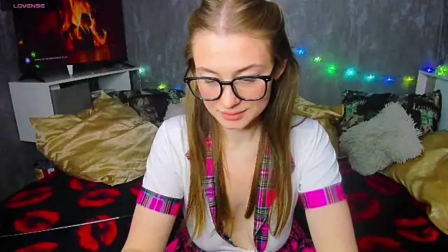 Demure Smile online show from 11/12/25, 04:18