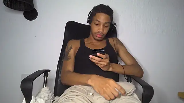 Snapshot of Skinnyblackman chatting on 06/13/26, 04:43 Skinnyblackman online show from 06/13/26, 04:43
