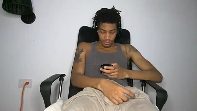 Snapshot of Skinnyblackman chatting on 06/18/26, 04:13 Skinnyblackman online show from 06/18/26, 04:13
