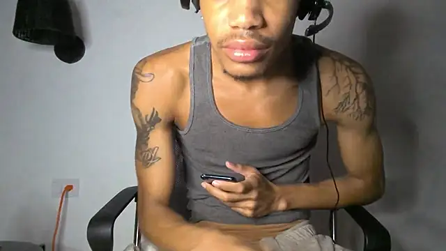 Snapshot of Skinnyblackman chatting on 06/25/26, 02:33 Skinnyblackman online show from 06/25/26, 02:33