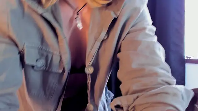 Snapshot of riley_colors chatting on 02/18/25, 08:25 riley colors online show from 02/18/25, 08:25