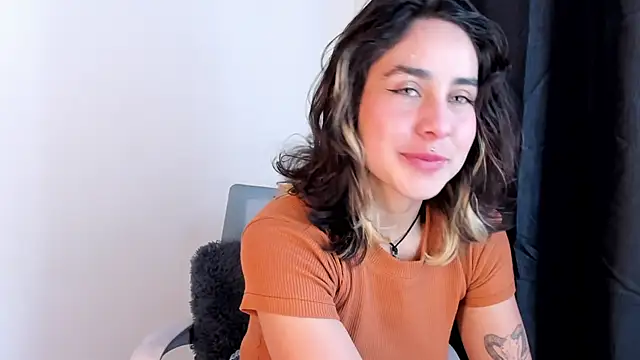 Snapshot of riley_colors chatting on 03/10/25, 08:56 riley colors online show from 03/10/25, 08:56