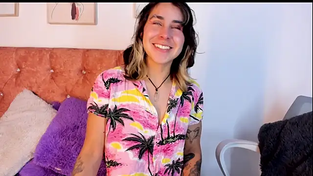 Snapshot of riley_colors chatting on 03/11/25, 09:37 riley colors online show from 03/11/25, 09:37