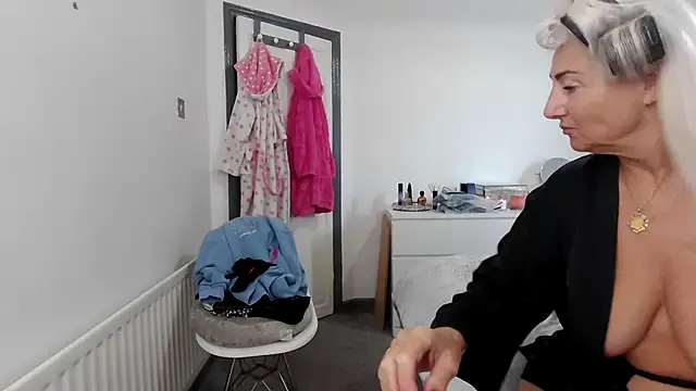 TanyaTaylor45 online show from 10/18/25, 12:39