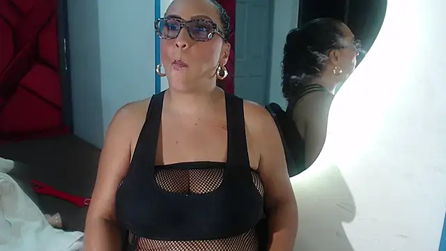 EvaMills1 online show from 02/01/25, 03:18