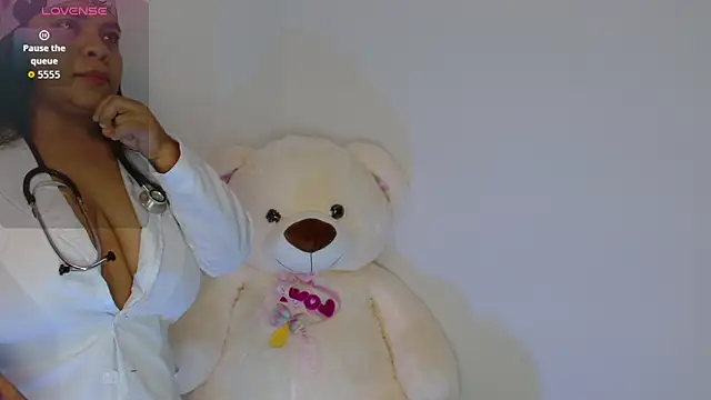 yulissa18 online show from 10/31/25, 09:05