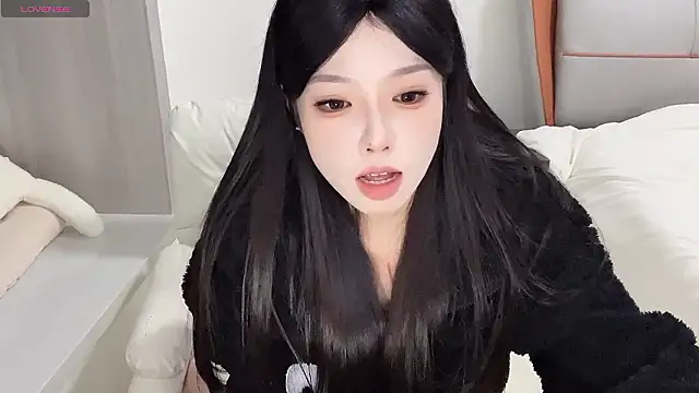 Snapshot of Q-ing chatting on 12/03/24, 07:21 Q-ing online show from 12/03/24, 07:21