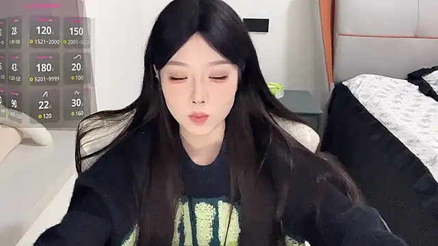 Snapshot of Q-ing chatting on 12/10/24, 05:55 Q-ing online show from 12/10/24, 05:55