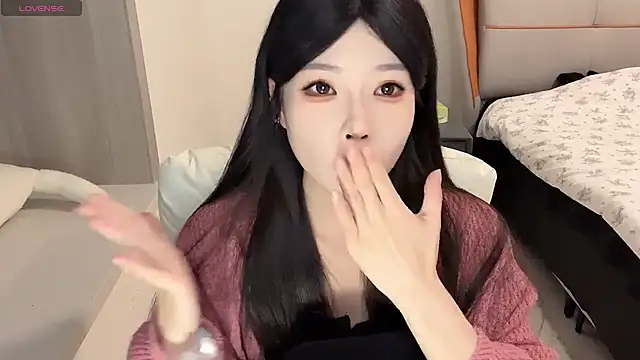 Snapshot of Q-ing chatting on 12/14/24, 04:09 Q-ing online show from 12/14/24, 04:09