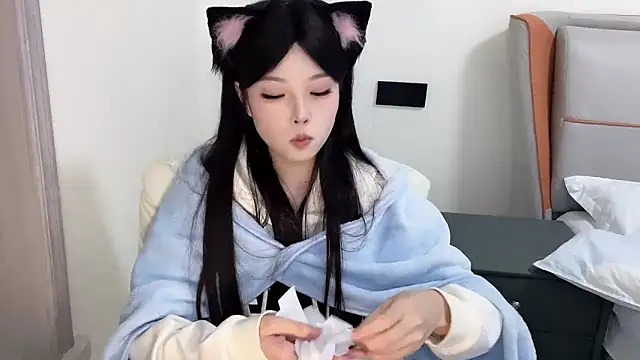 Snapshot of Q-ing chatting on 01/21/25, 11:55 Q-ing online show from 01/21/25, 11:55