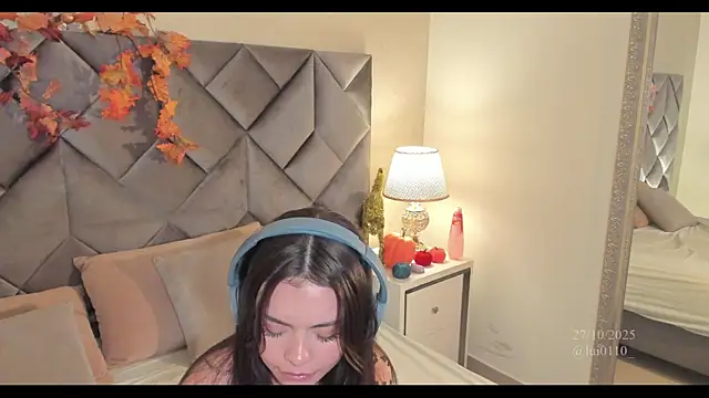 Luisa0110 online show from 10/27/25, 08:02
