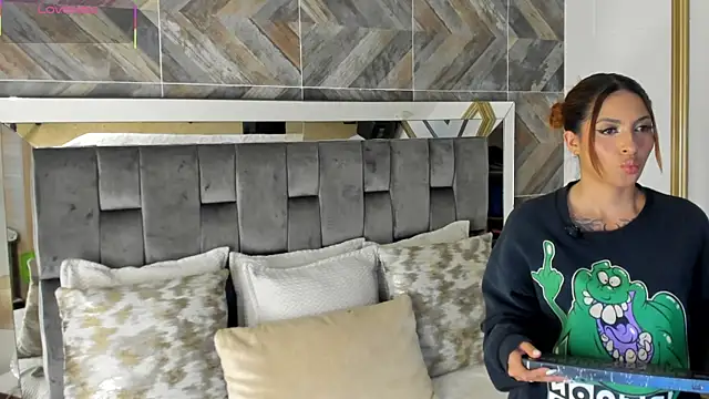 TaniaSmith1 online show from 11/20/25, 11:04