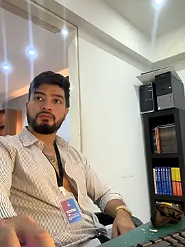 Snapshot of _tony8 chatting on 11/19/25, 04:40 tony8 online show from 11/19/25, 04:40