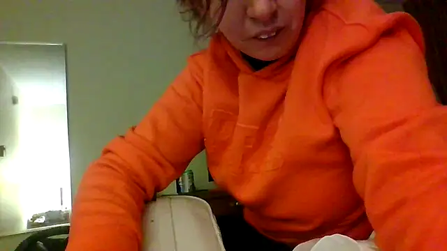 Snapshot of erinSmiles chatting on 09/24/25, 10:40 erinSmiles online show from 09/24/25, 10:40