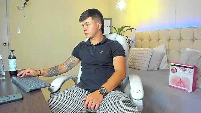 Cristopher strong online show from 02/16/25, 02:31