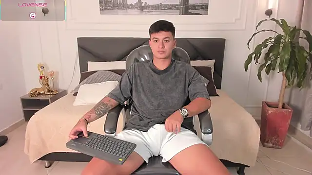 Cristopher strong online show from 05/17/26, 01:51