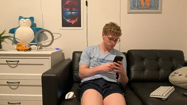 Snapshot of BlueEyedTallGuy94 chatting on 12/14/24, 08:13 BlueEyedTallGuy94 online show from 12/14/24, 08:13