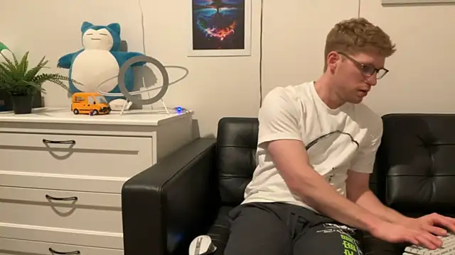 Snapshot of BlueEyedTallGuy94 chatting on 12/15/24, 04:40 BlueEyedTallGuy94 online show from 12/15/24, 04:40