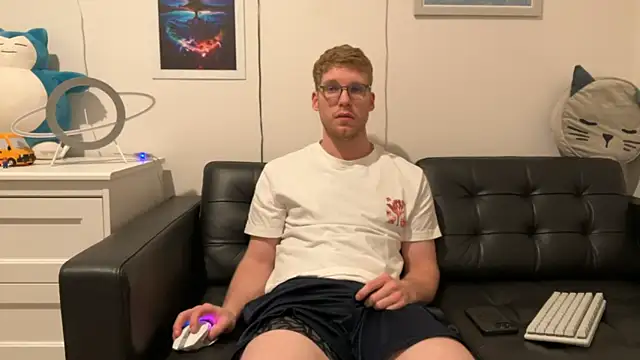 Snapshot of BlueEyedTallGuy94 chatting on 12/17/24, 04:56 BlueEyedTallGuy94 online show from 12/17/24, 04:56