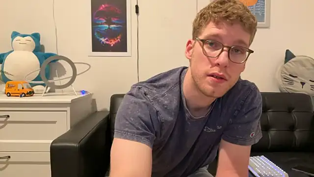 Snapshot of BlueEyedTallGuy94 chatting on 12/18/24, 02:42 BlueEyedTallGuy94 online show from 12/18/24, 02:42