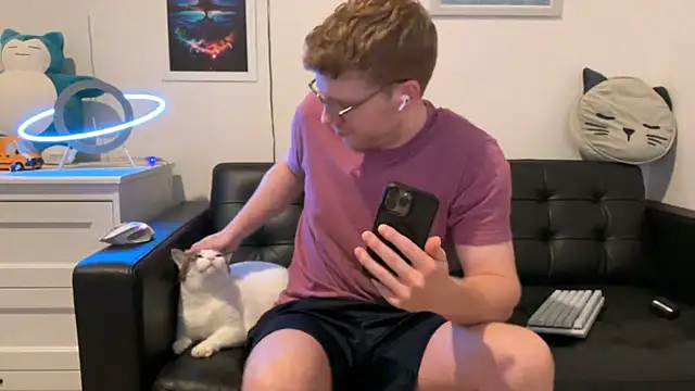 Snapshot of BlueEyedTallGuy94 chatting on 12/19/24, 08:55 BlueEyedTallGuy94 online show from 12/19/24, 08:55