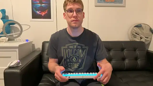 Snapshot of BlueEyedTallGuy94 chatting on 12/22/24, 01:12 BlueEyedTallGuy94 online show from 12/22/24, 01:12