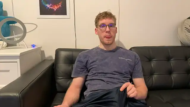 Snapshot of BlueEyedTallGuy94 chatting on 12/25/24, 10:59 BlueEyedTallGuy94 online show from 12/25/24, 10:59