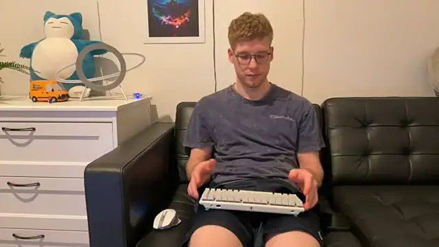 Snapshot of BlueEyedTallGuy94 chatting on 12/26/24, 04:10 BlueEyedTallGuy94 online show from 12/26/24, 04:10