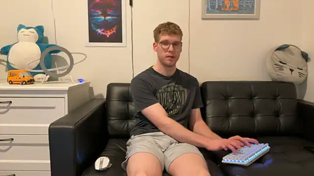 Snapshot of BlueEyedTallGuy94 chatting on 12/31/24, 01:57 BlueEyedTallGuy94 online show from 12/31/24, 01:57