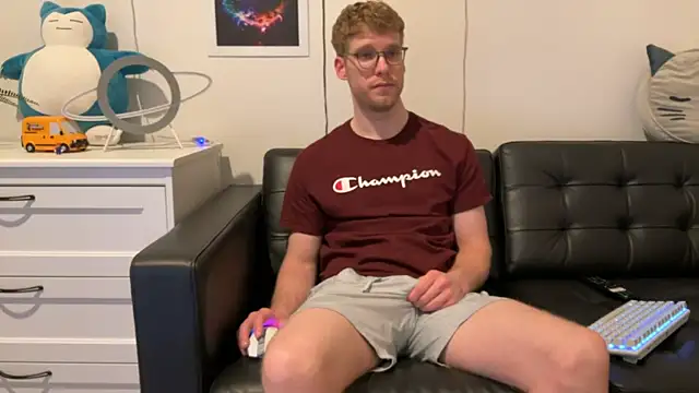 Snapshot of BlueEyedTallGuy94 chatting on 01/08/25, 01:42 BlueEyedTallGuy94 online show from 01/08/25, 01:42