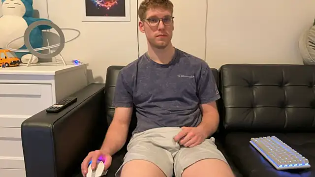 Snapshot of BlueEyedTallGuy94 chatting on 01/12/25, 01:32 BlueEyedTallGuy94 online show from 01/12/25, 01:32