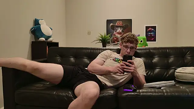 Snapshot of BlueEyedTallGuy94 chatting on 09/19/25, 01:51 BlueEyedTallGuy94 online show from 09/19/25, 01:51