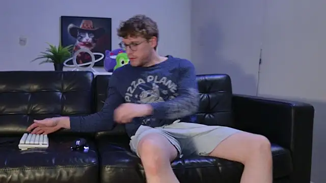 Snapshot of BlueEyedTallGuy94 chatting on 10/18/25, 01:08 BlueEyedTallGuy94 online show from 10/18/25, 01:08