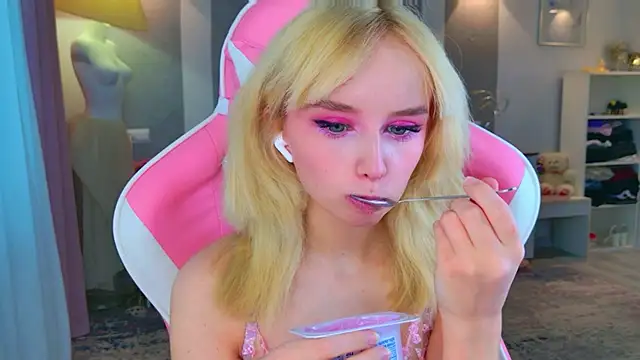 b4by LoL1 online show from 02/01/26, 08:57