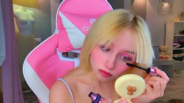 b4by LoL1 online show from 02/09/26, 01:26