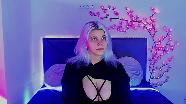 Snapshot of JoannLowe chatting on 02/27/26, 07:58 JoannLowe online show from 02/27/26, 07:58