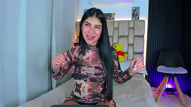 Snapshot of little_sophie18 chatting on 10/05/25, 08:51 little sophie18 online show from 10/05/25, 08:51