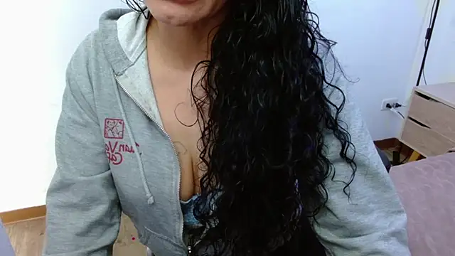 AlexandraJones  online show from 10/04/25, 01:20