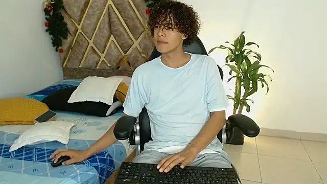 nickolas moon online show from 12/25/24, 06:41