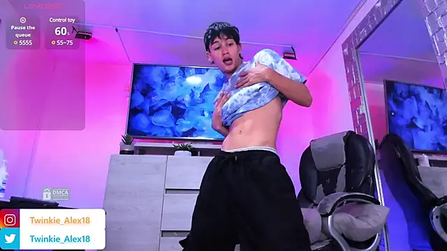 Twinkie-Alex18 online show from 12/18/24, 09:18