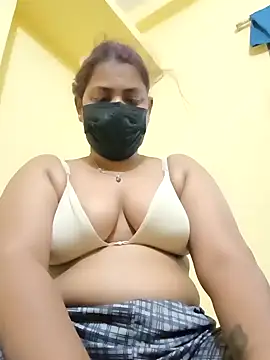 Snapshot of Hotmilfxox chatting on 03/05/25, 07:38 Hotmilfxox online show from 03/05/25, 07:38