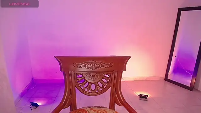 DIANEE 01 online show from 10/10/25, 01:04