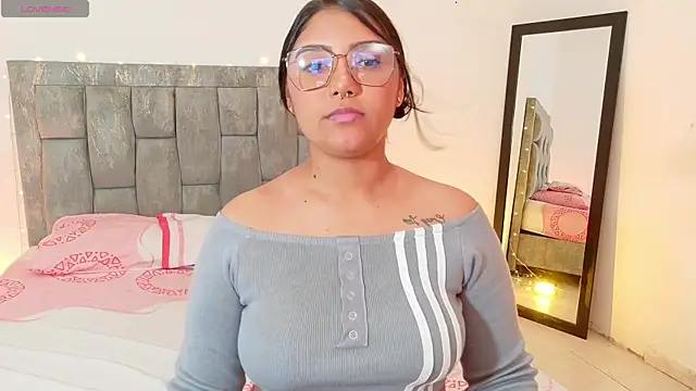 Snapshot of DIANEE_01 chatting on 05/27/26, 10:51 DIANEE 01 online show from 05/27/26, 10:51